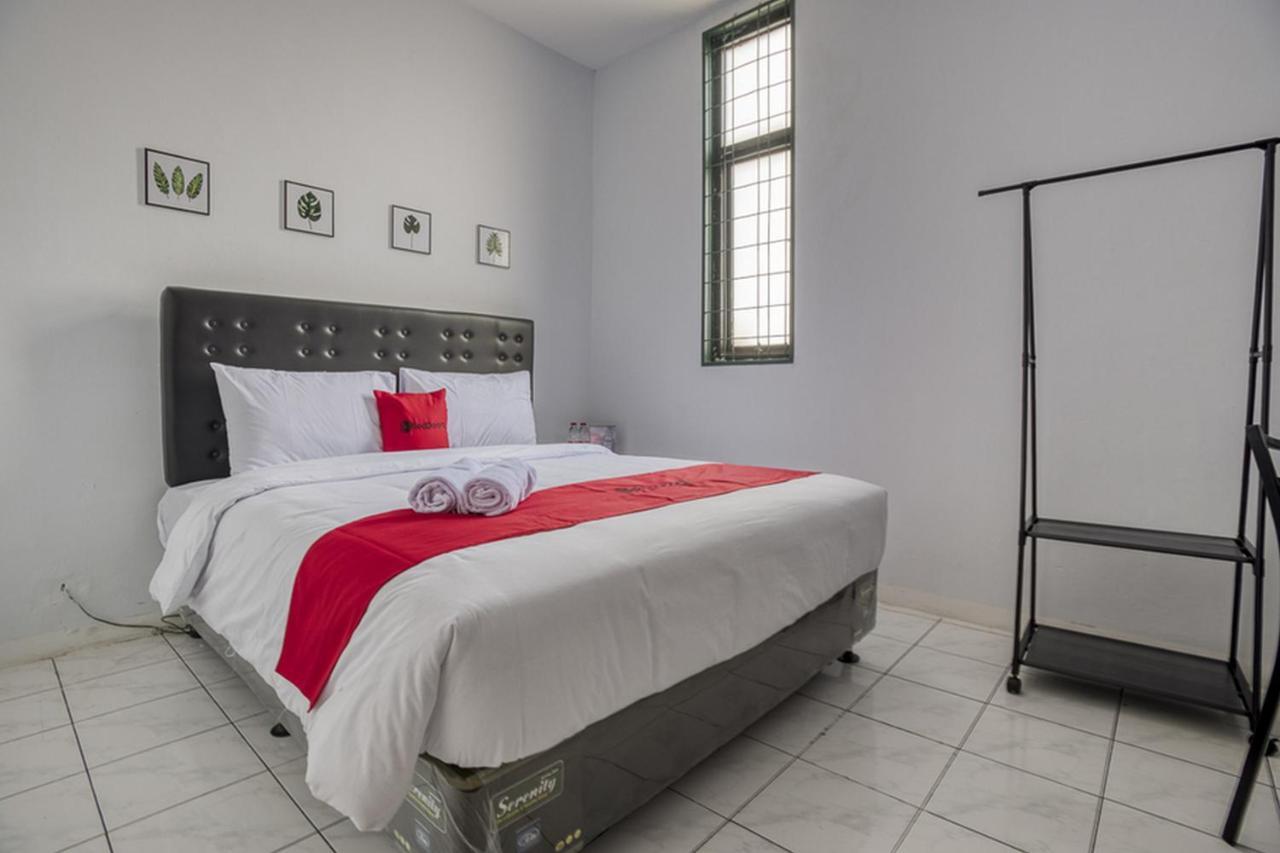 Reddoorz Plus Near Jakarta Kota Station Екстер'єр фото